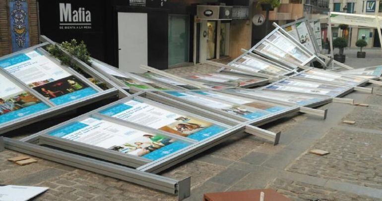 La exposición sobre los 25 años de la UJA ha amanecido destrozada por las fuertes rachas de viento