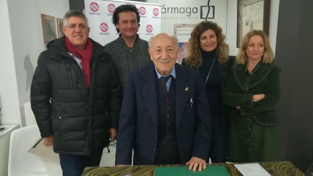 El Hermano Tomás acompañado del escultor Amancio González