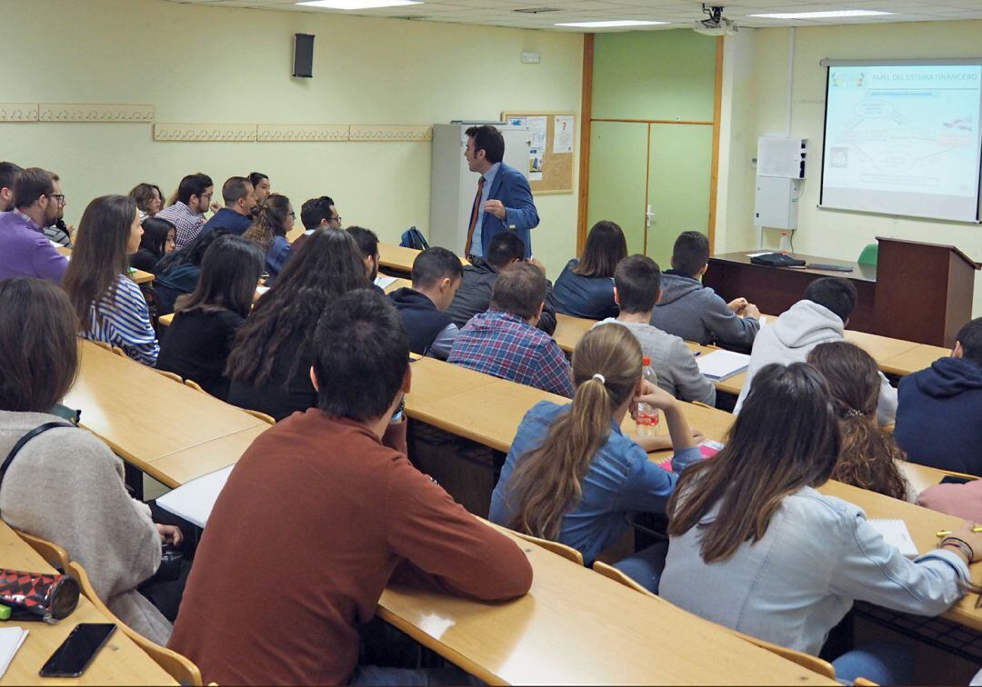 Alumnes universitaris assisteixen a una classe