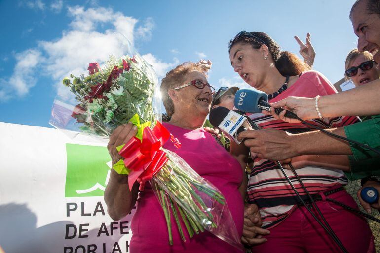 La vecina de Fuerteventura Josefa Hernández, acompañada por sus familiares.