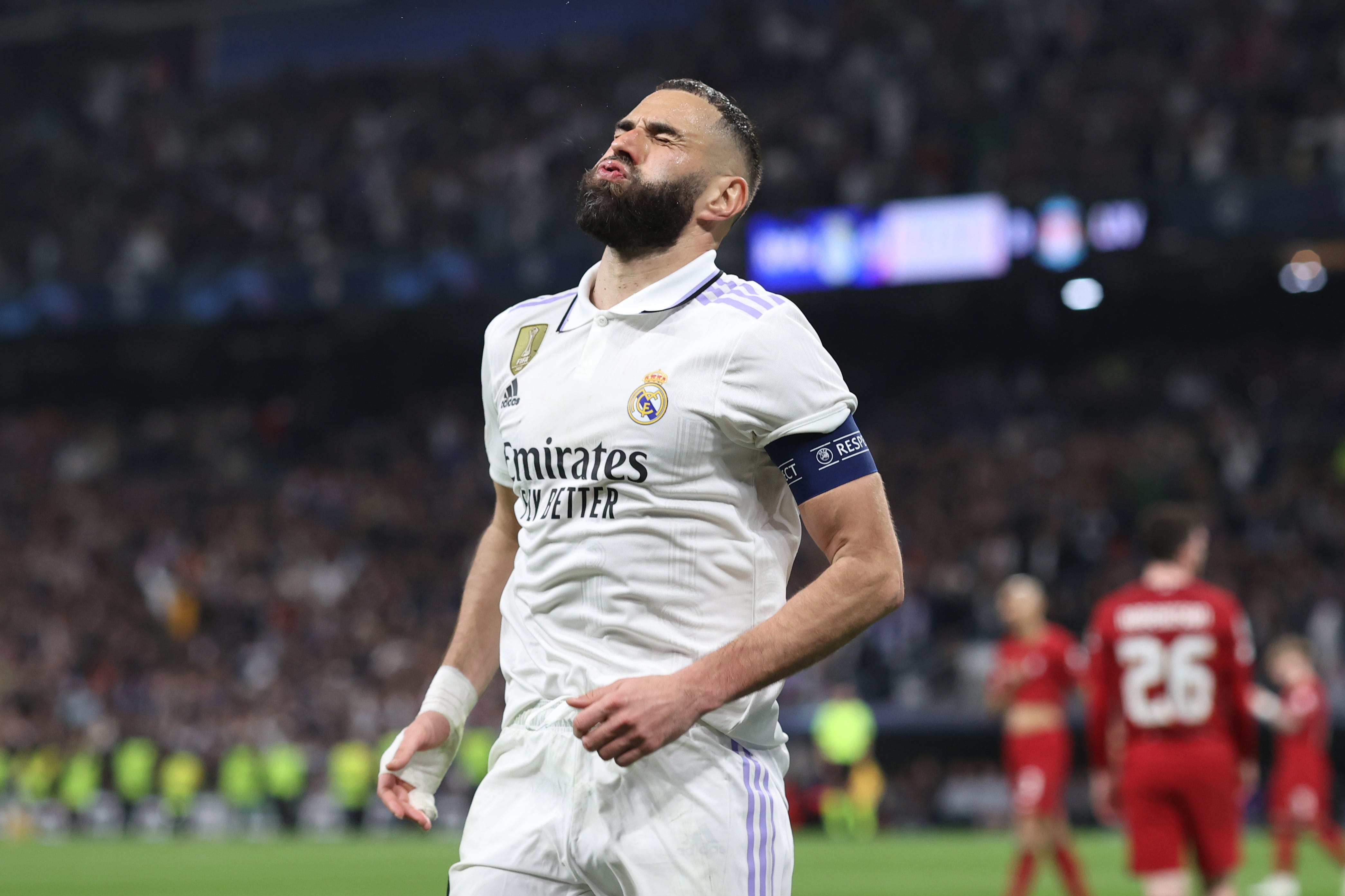 Karim Benzema se lamenta por su lesión durante la celebración de su gol.