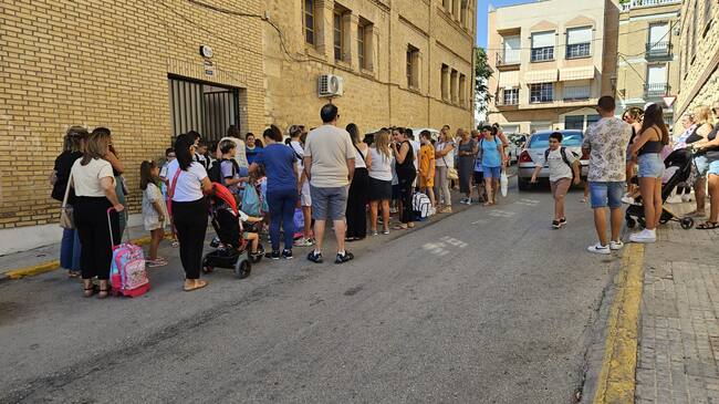 Entrada de los alumnos/as del C.E.i.P. 'General Fresneda' por uno de sus accesos