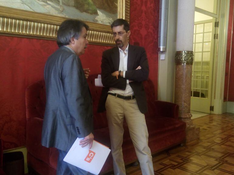 Fernando Navarro, candidato de C&#039;s, en el Parlament balear con el diputado Xavier Pericay.