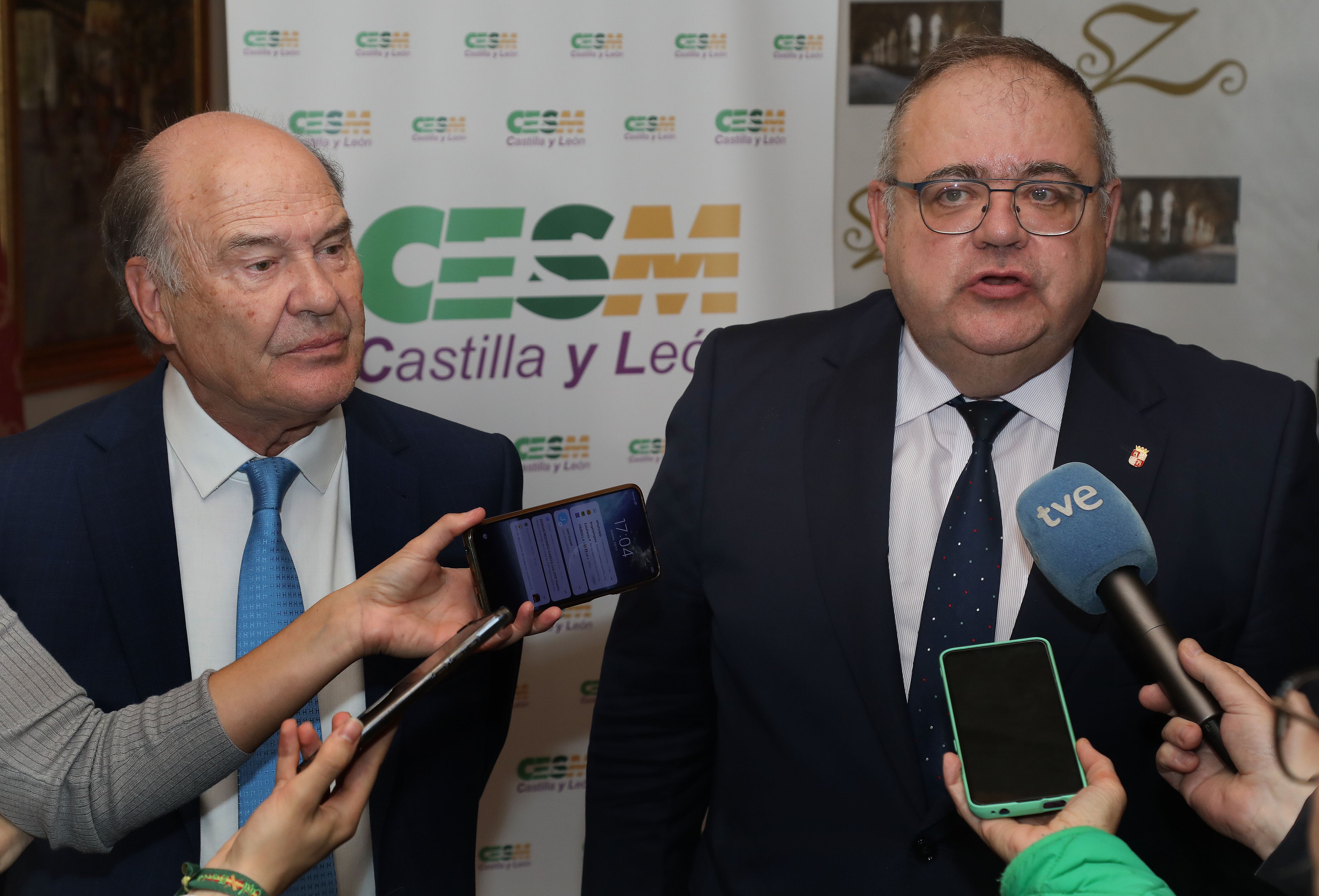 El consejero de Sanidad, Alejandro Vázquez Ramos, junto al presidente de CESM de Castilla y León, José Luis Díaz Villarig, inaugura el VIII Congreso regional de CESM Castilla y León