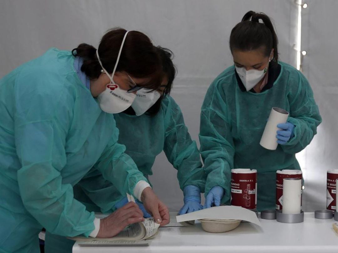 Imagen de archivo de unas enfermeras trabajando con mascarillas.