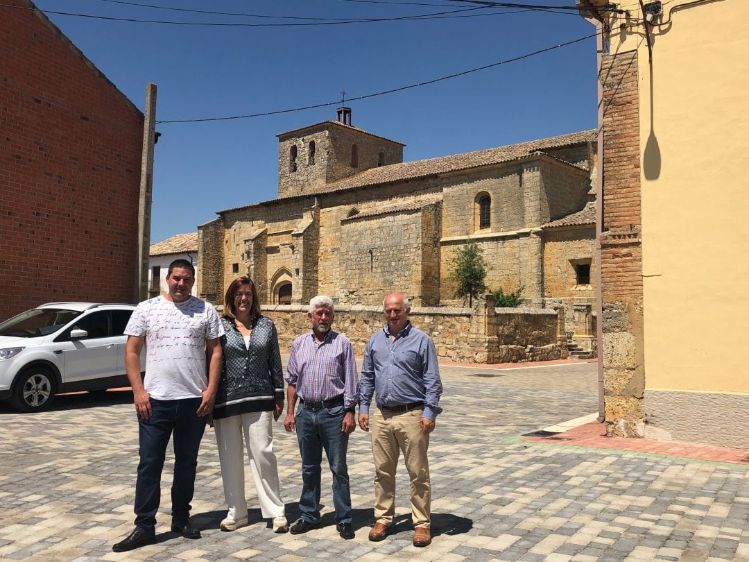 Representantes de la Diputación presenciando el resultado de las obras en Melgar de Yuso