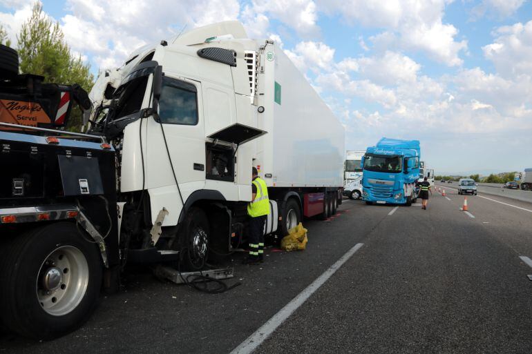 En l'accident de l'autovia A-2 amb dos morts han estat implicats dos camions i una furgoneta.