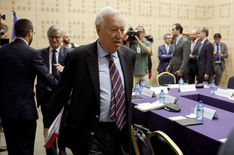 El ministro de Asuntos Exteriores en funciones, José Manuel García-Margallo, antes de la reunión sobre el Brexit. Detrás, y de espaldas, el alcalde de La Línea, Juan Franco.