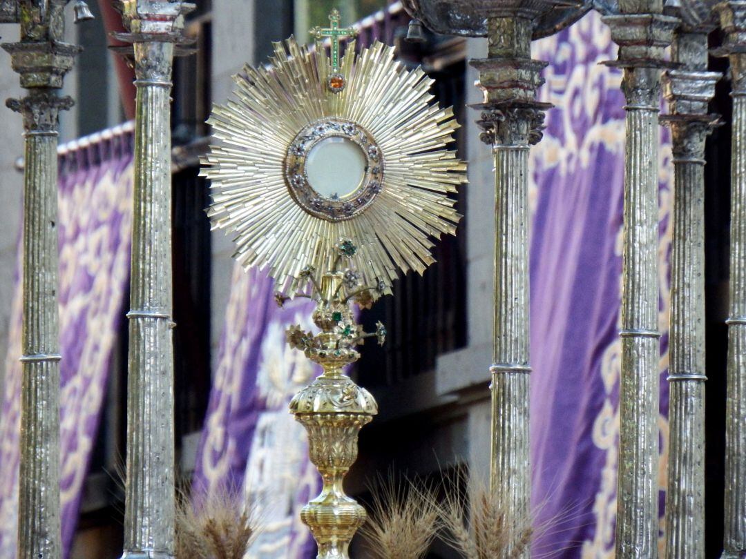 La religión católica tiene sus tradiciones con respecto a la vestimenta adecuada que tienen que llevar hombres y mujeres en esos días 