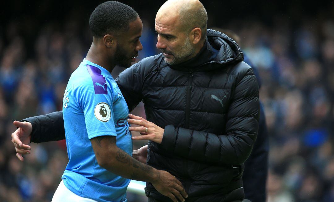 Sterling y Guardiola, en un partido del Manchester City.