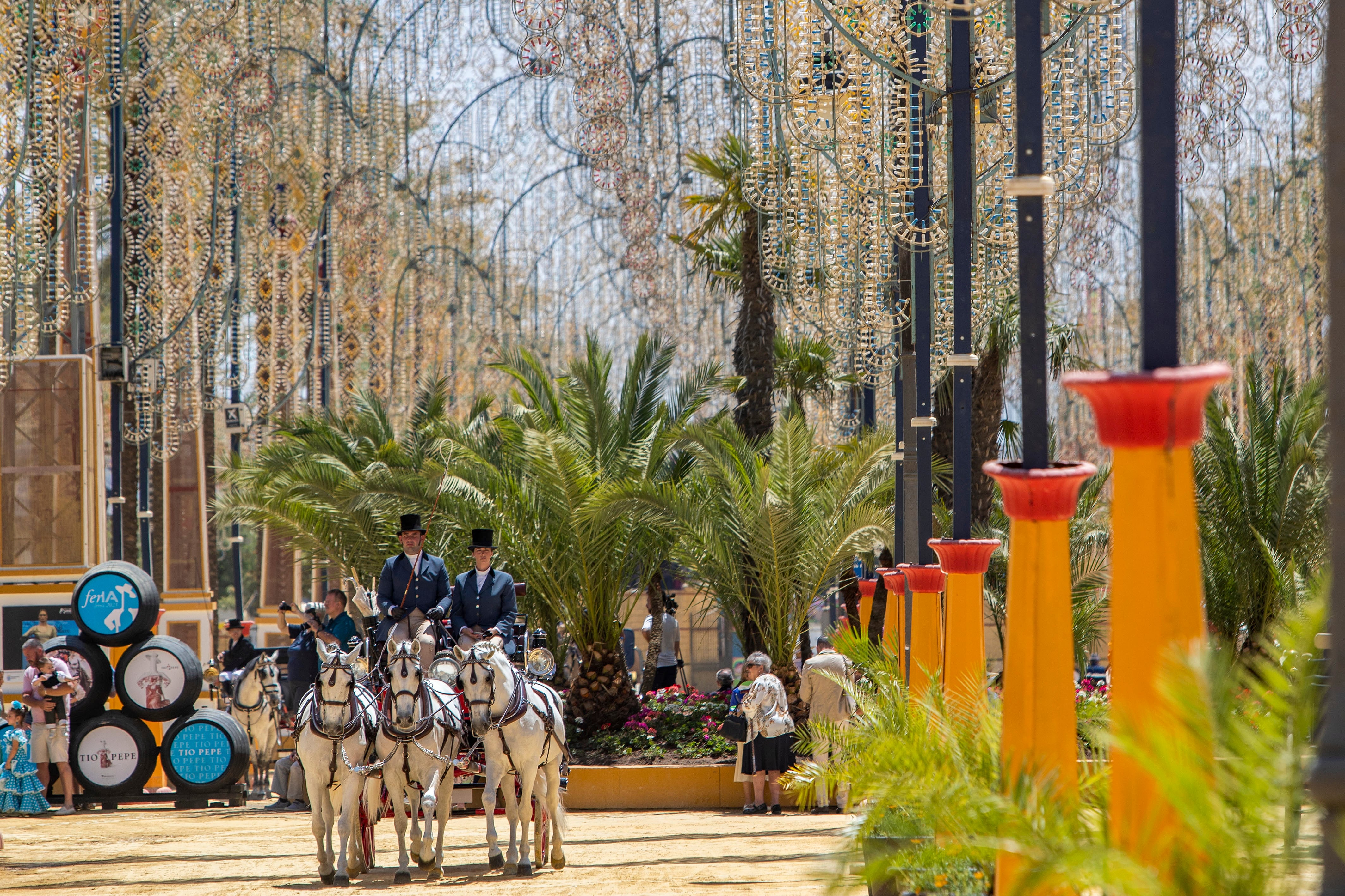 Enganches y carruajes pasean por las instalaciones en la Feria del Caballo de Jerez