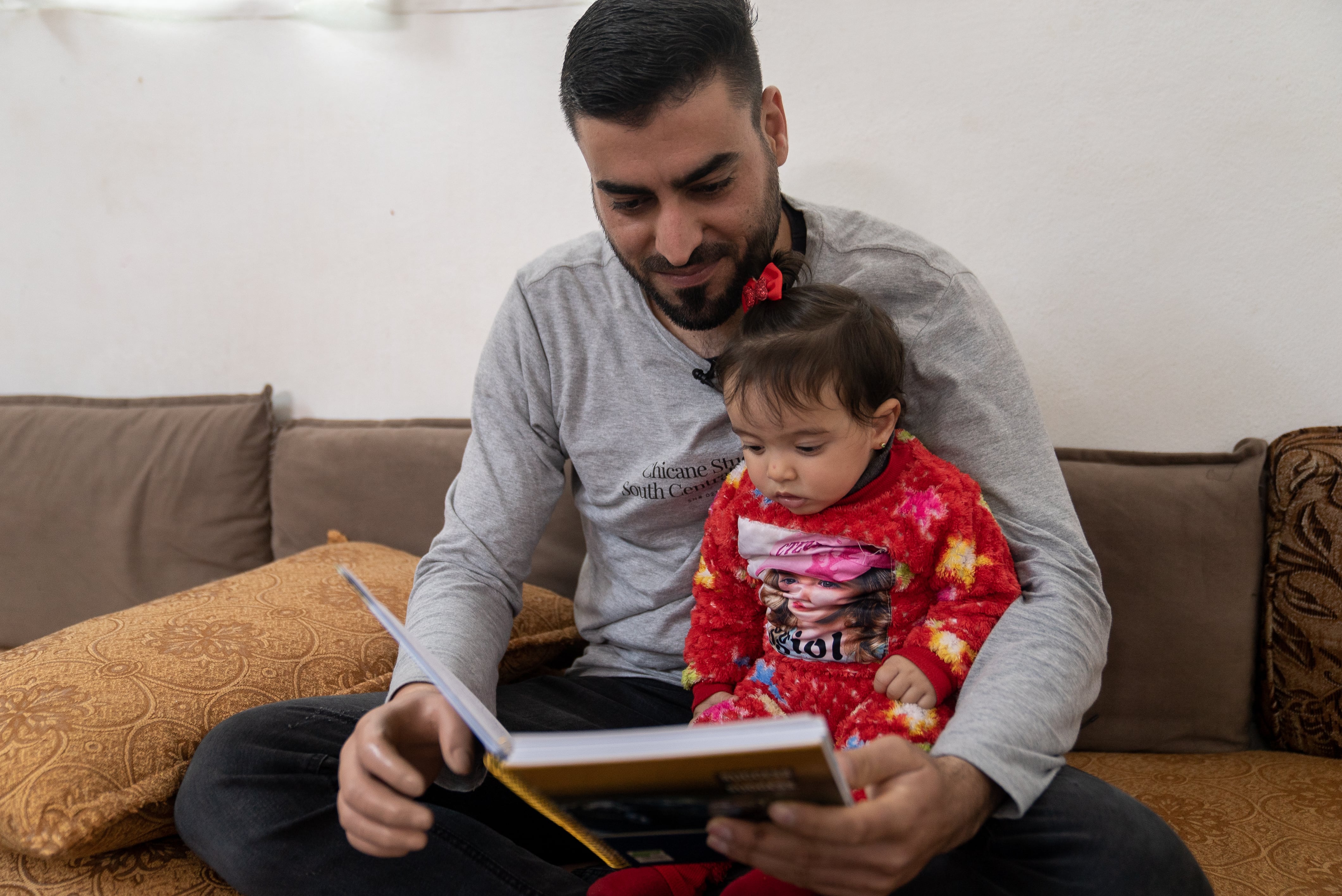 Mohamed lee un libro con su hija Galia.