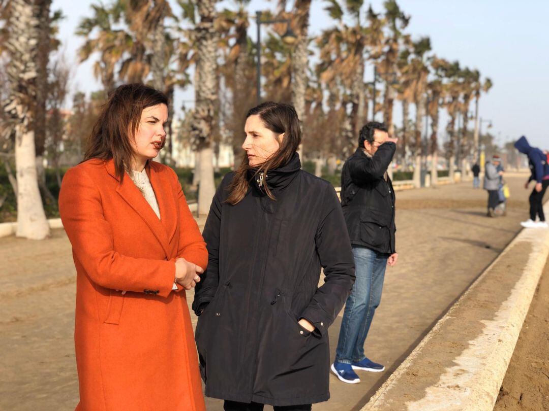 La vicealcaldesa de València, Sandra Gómez, ha visitado este miércoles las zonas más afectadas por el temporal en la ciudad, junto a la concejala de Ciclo Integral del Agua, Elisa Valía.