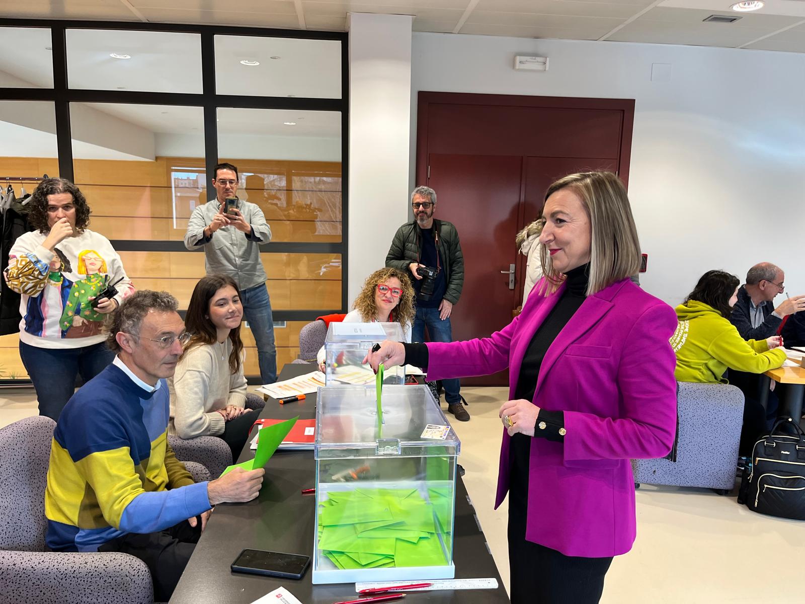 Eva Sanz votando en la segunda vuelta de las elecciones al rectorado de la UR