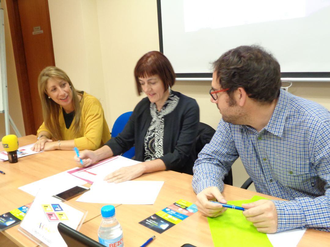 De izq. a dcha., Susana de las Heras, presidenta de ACOA, Pilar Monzón, vicepresidenta, y José Félix Criado, de IMART