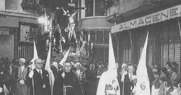 Foto antigua de la Vera Cruz en en Palillero. Obsérvense los antiguos hábitos de la cofradía.