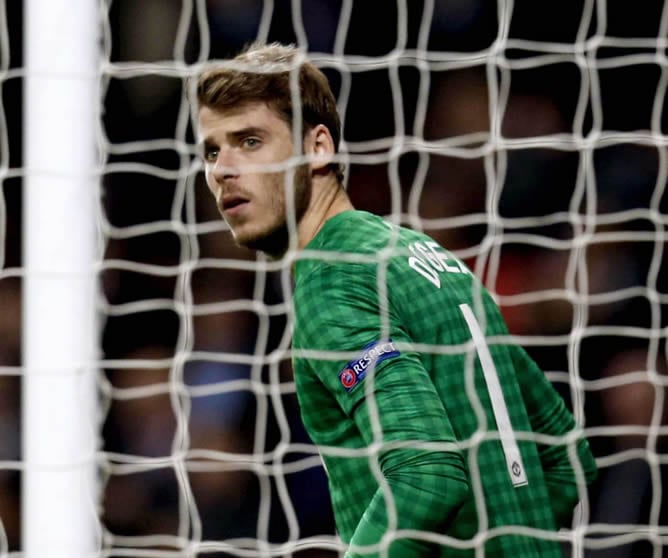 El portero español del Manchester United David De Gea durante el partido de ida de los octavos de final de Liga de Campeones que disputan frente al Real Madrid en el estadio Santiago Bernabéu