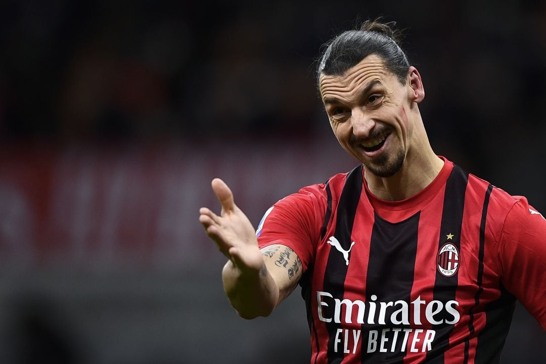 Ibrahimovic habla con un compañero durante el último partido disputado con el Milan