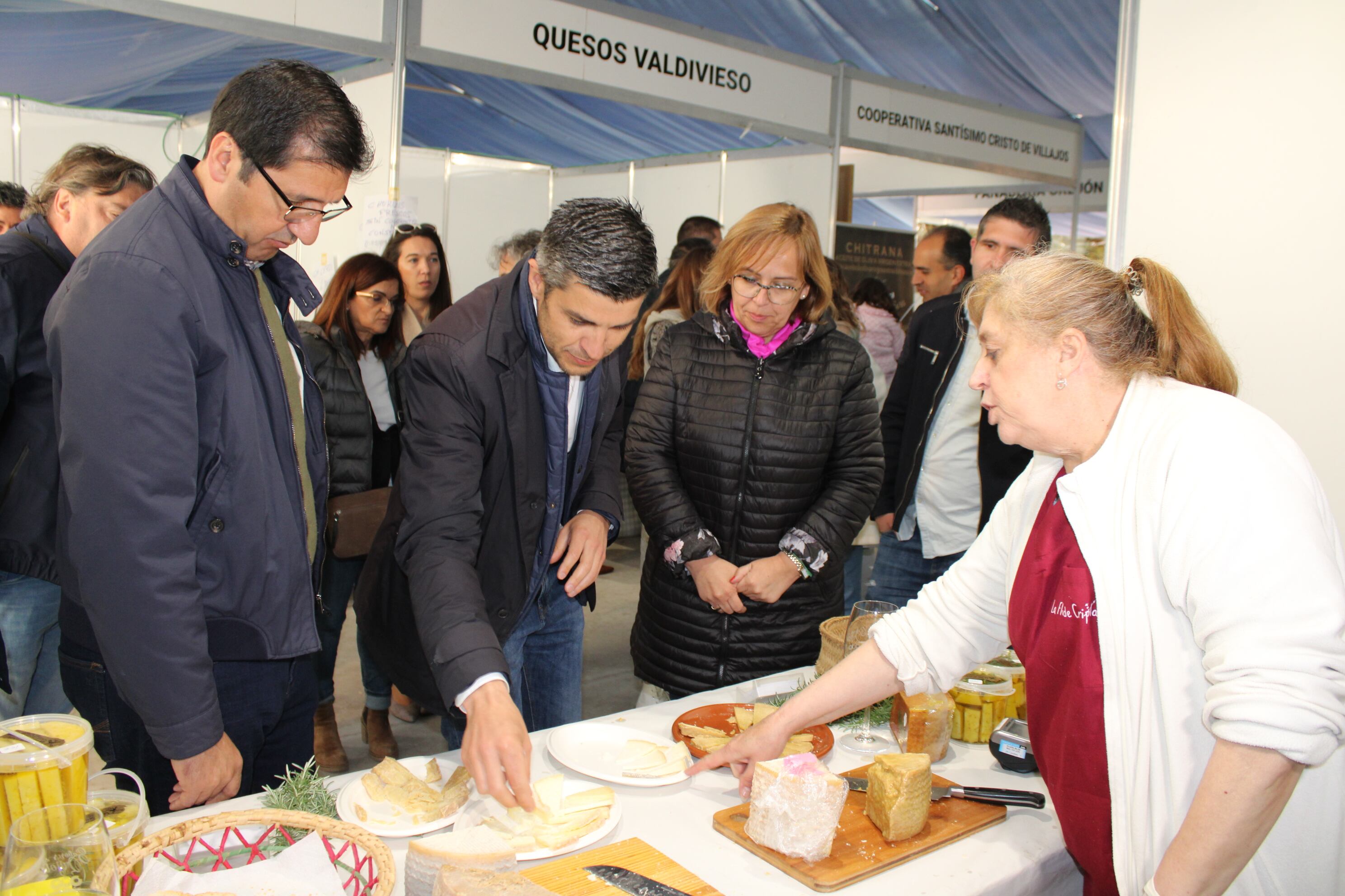 El presidente de la Diputación, José Manuel Caballero, junto a la Delegada de la Junta, Carmen Olmedo, y el resto de autoridades disfrutando de la Feria de los Sabores del Quijote en Campo de Criptana