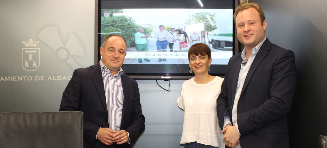 El vicealcalde Emilio Sáez, la concejal Ana Albaladejo y el alcalde Vicente Casañ