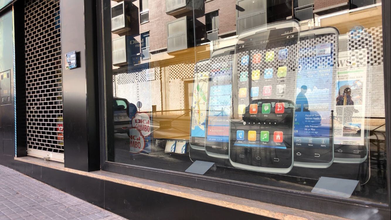 El cristal del escaparate de la tienda ya ha sido cambiado tras el robo de la pasada madrugada