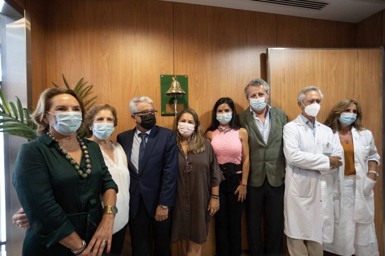 Foto de familia en la inauguración de Campana de los Sueños en el Quirónsalud Infanta Luisa