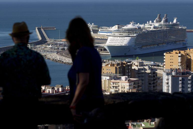 GRA180. MÁLAGA, 29/04/2015.- Unas personas observan el &#039;Allure of the Seas&#039; de Royal Caribbean, el crucero más grande del mundo con capacidad para más de 6.300 pasajeros, tras llegar al puerto de Málaga, el primero en su escala en Europa procedente del Ca