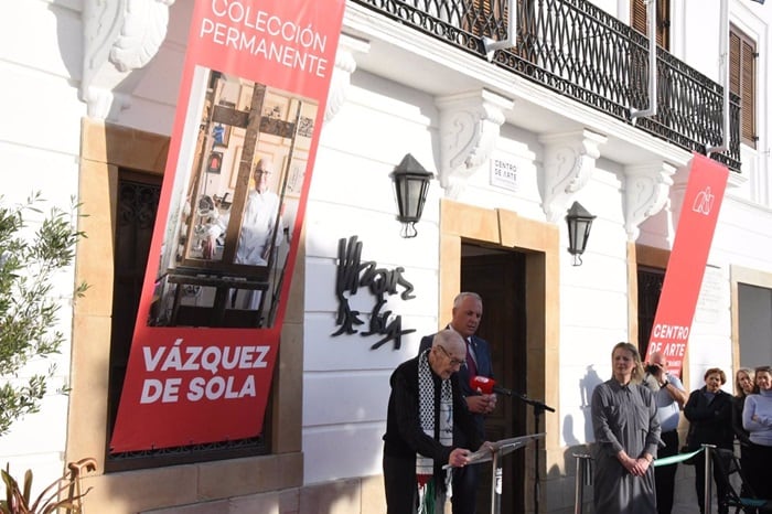 Andrés Vázquez de Sola se dirige a los asistentes al estreno de la colección