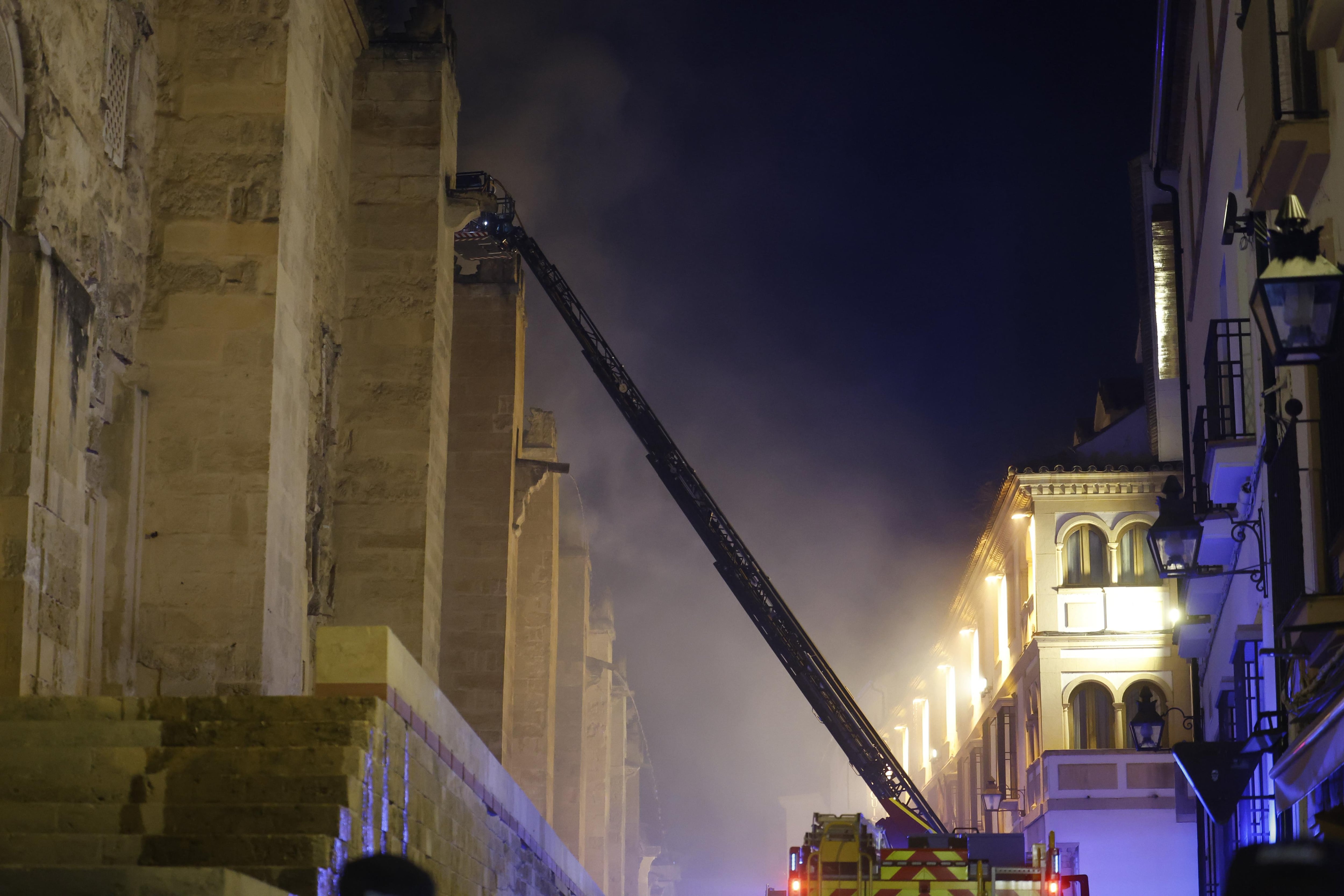 CÓRDOBA (ANDALUCÍA), 08/08/2025.- El incendio declarado este viernes en el interior de la Mezquita-Catedral de Córdoba, Patrimonio de la Humanidad, originado en una de las capillas y que se ha extendido hasta las cubiertas, ya está acotado y en proceso de extinción, según han informado a EFE fuentes del Cabildo Catedral. El fuego se habría originado sobre las 21:15 horas en una capilla ubicada en las naves de Almanzor y que se estaba utilizando como almacén de la maquinaria que se usa habitualmente en el templo, aunque se desconocen las causas que han originado las llamas. EFE/ Salas