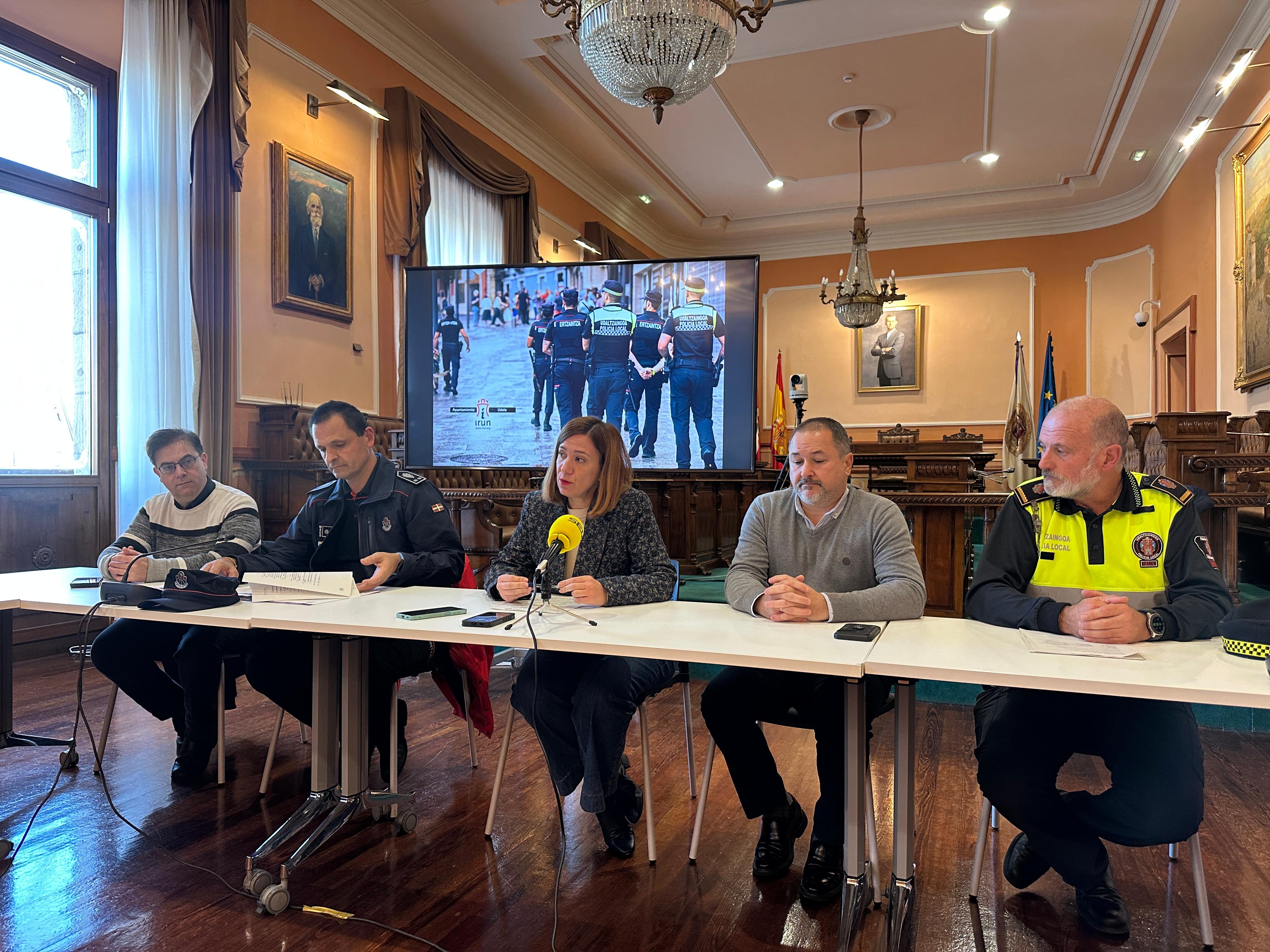 La alcaldesa de Irun Cristina Laborda y el delegado de Seguridad y Convivencia Ciudadana Iñigo Berges, junto a portavoces de la Ertzaina y la Policía Local.