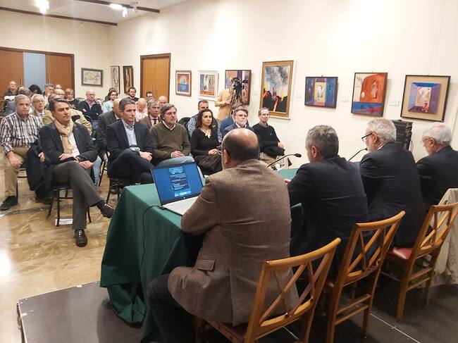 Entre los asistentes a la conferencia destacar la presencia de representantes de numerosos partido políticos y de entidades como FEDAC o la Cámara de Comercio