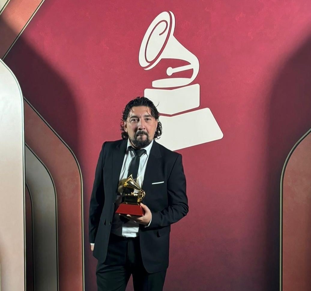 El guitarrista Antonio Rey con su segundo  Grammy Latino