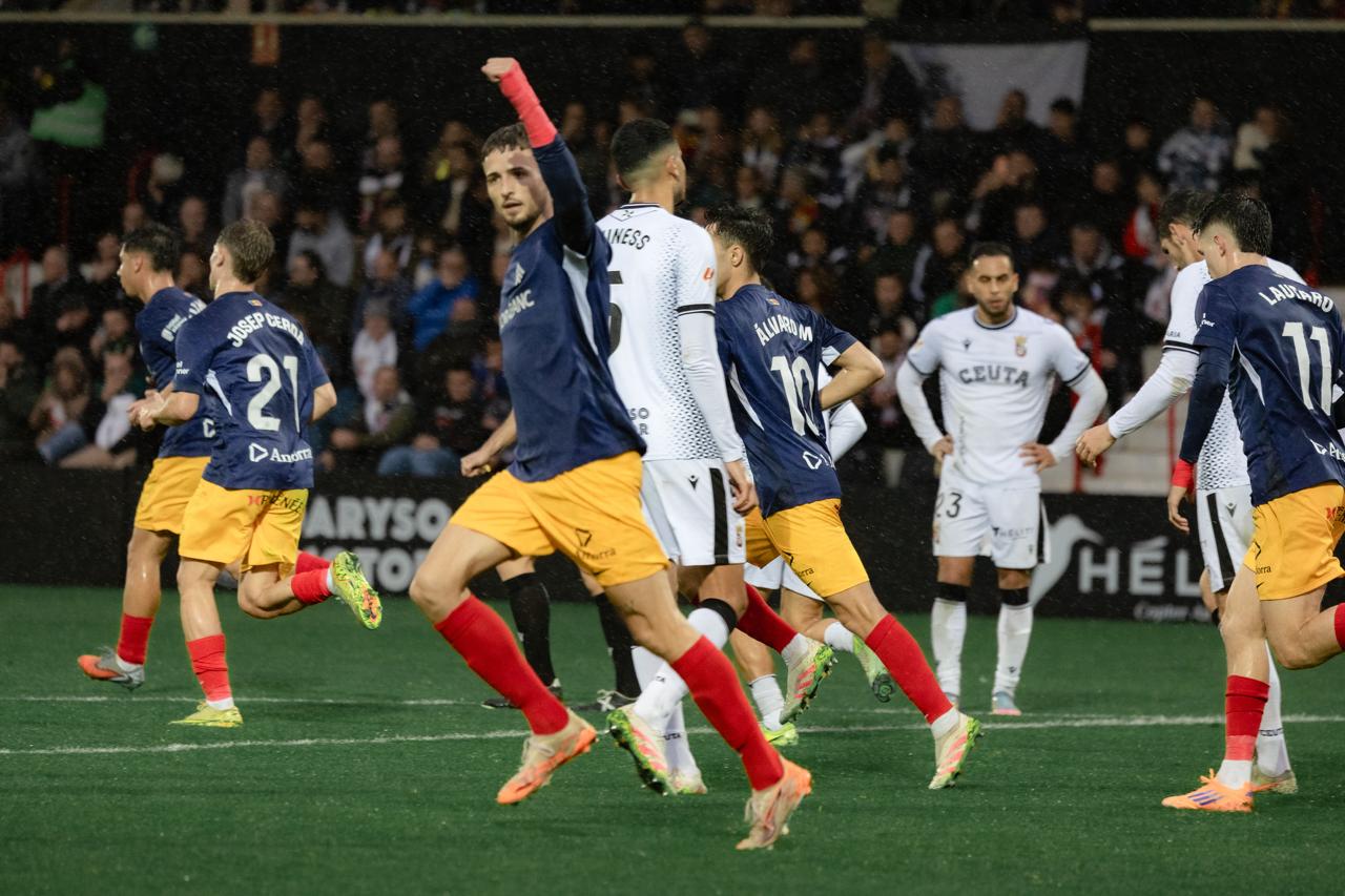 L'FC Andorra celebra el gol de penal davant el Ceuta que retallava distàncies