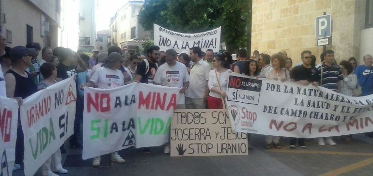 Imagen de archivo de la concentración convocada por Stop Uranio en Ciudad Rodrigo, en el acto de conciliación entre miembros de la plataforma y la empresa