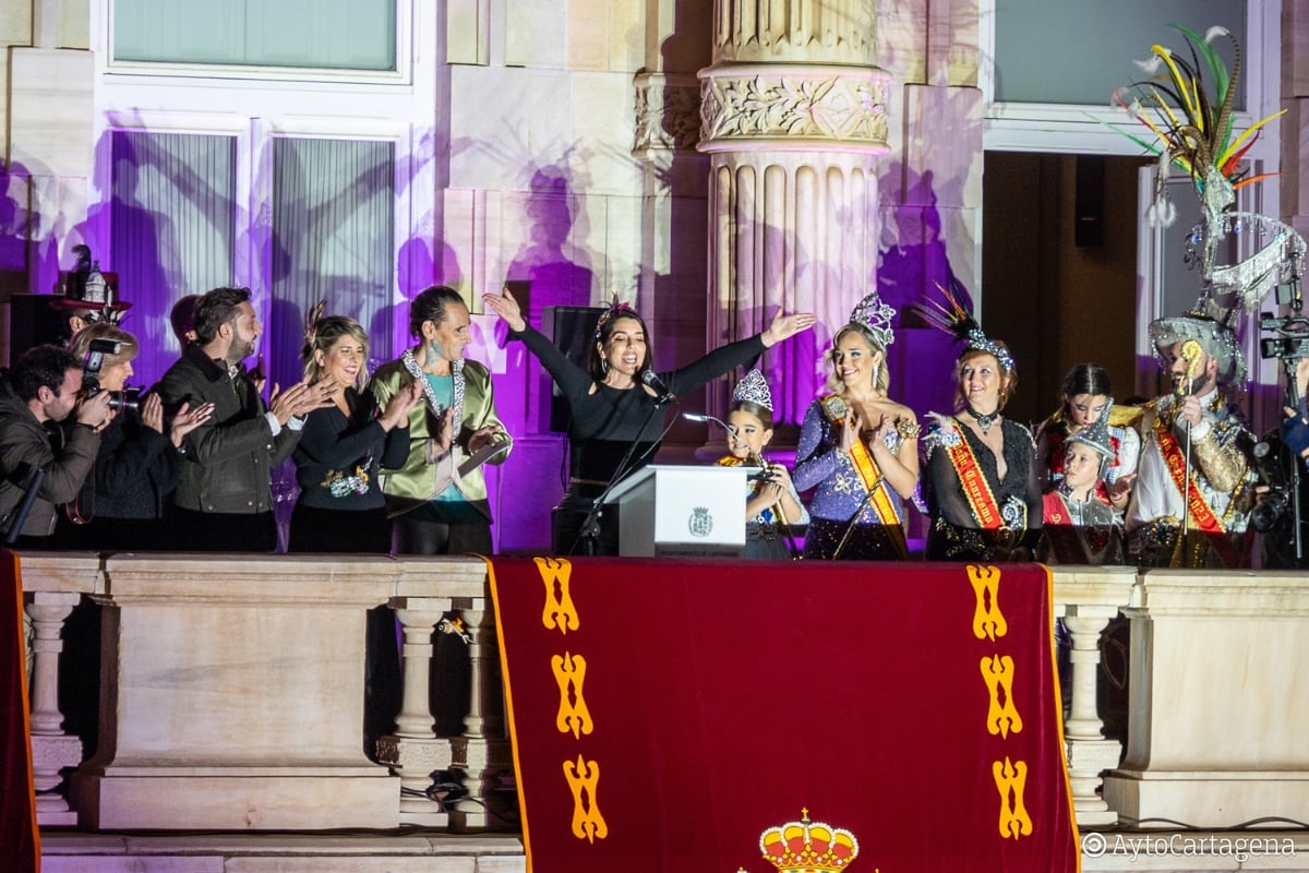 La pregonera del Carnaval de Cartagena en el balcón del Palacio Consistorial