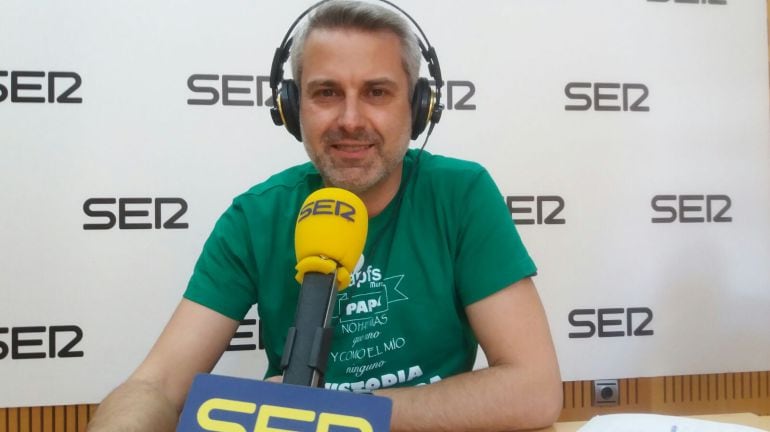 Ángel Ceballos, miembro de APFS Murcia, en los estudios de Radio Murcia