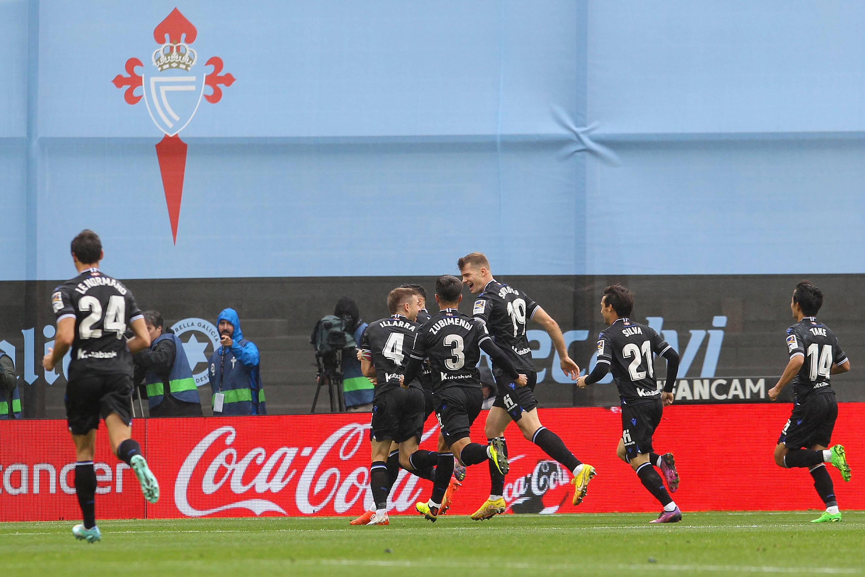 VIGO, 16/10/2022.- Los jugadores de la Real Sociedad celebran el gol del centrocampista de la Real Sociedad Asier Illarramendi (c), durante el partido de la jornada 9 de LaLiga Santander celebrado este domingo en el estadio Balaídos de Vigo. EFE / Salvador Sas