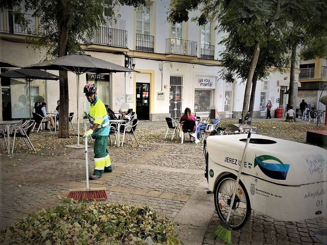 Operarios de limpieza en la plaza del Progreso