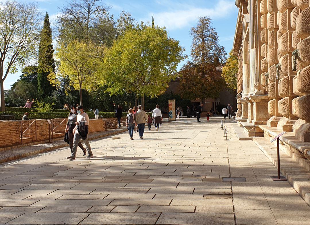 Visitantes en la Alhambra solo procedentes de la ciudad de Granada. Imagen de este domingo, 8 de noviembre de 2020