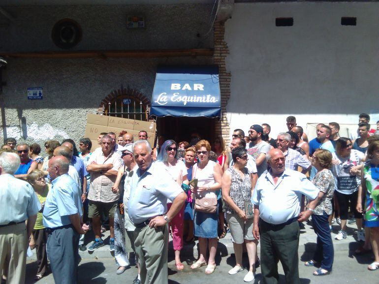 Los vecinos, a las puertas de La Esquinita en el primer intento de desahucio