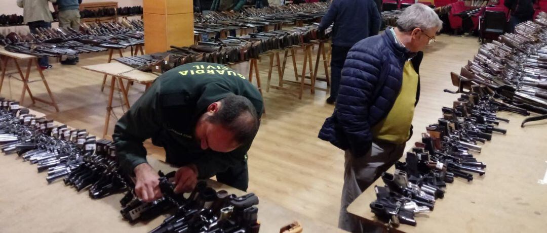 La Guardia Civil exhibe en A Coruña las armas que sacará a subasta