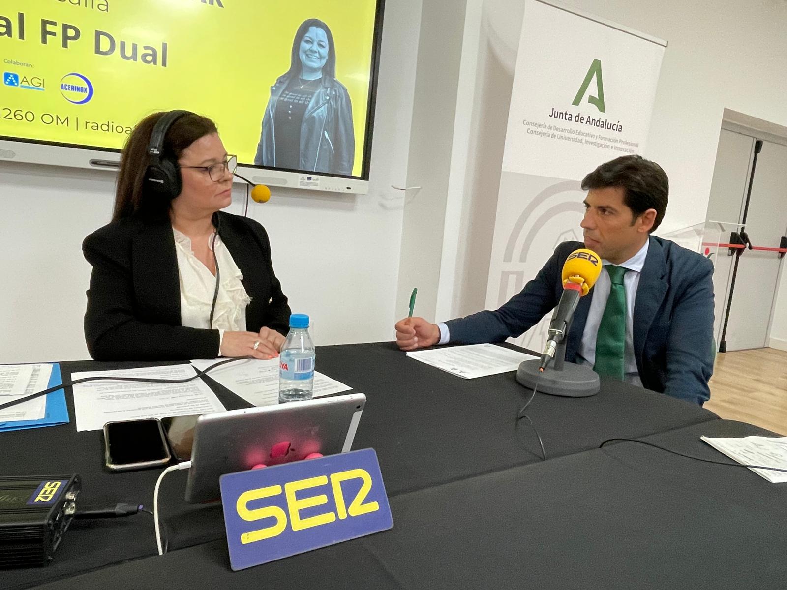 Gloria Masallá y Francisco Rodríguez, director del IES Isla Verde.