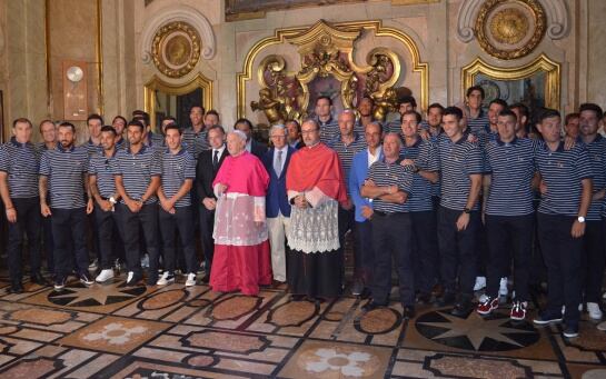 Los dirigentes, cuerpo técnico y plantilla del Real Zaragoza visitan la Basílica del Pilar en su tradicional ofrenda de flores
