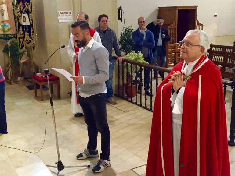 El capitán del Hércules, Paco Peña, en la ofrenda a la Santa Faz