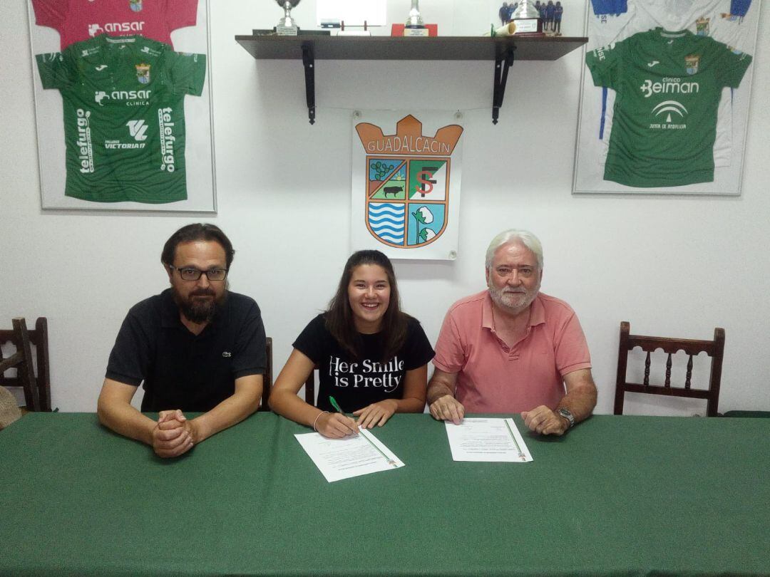 Pepa plasmando la firma de su nuevo contrato. 