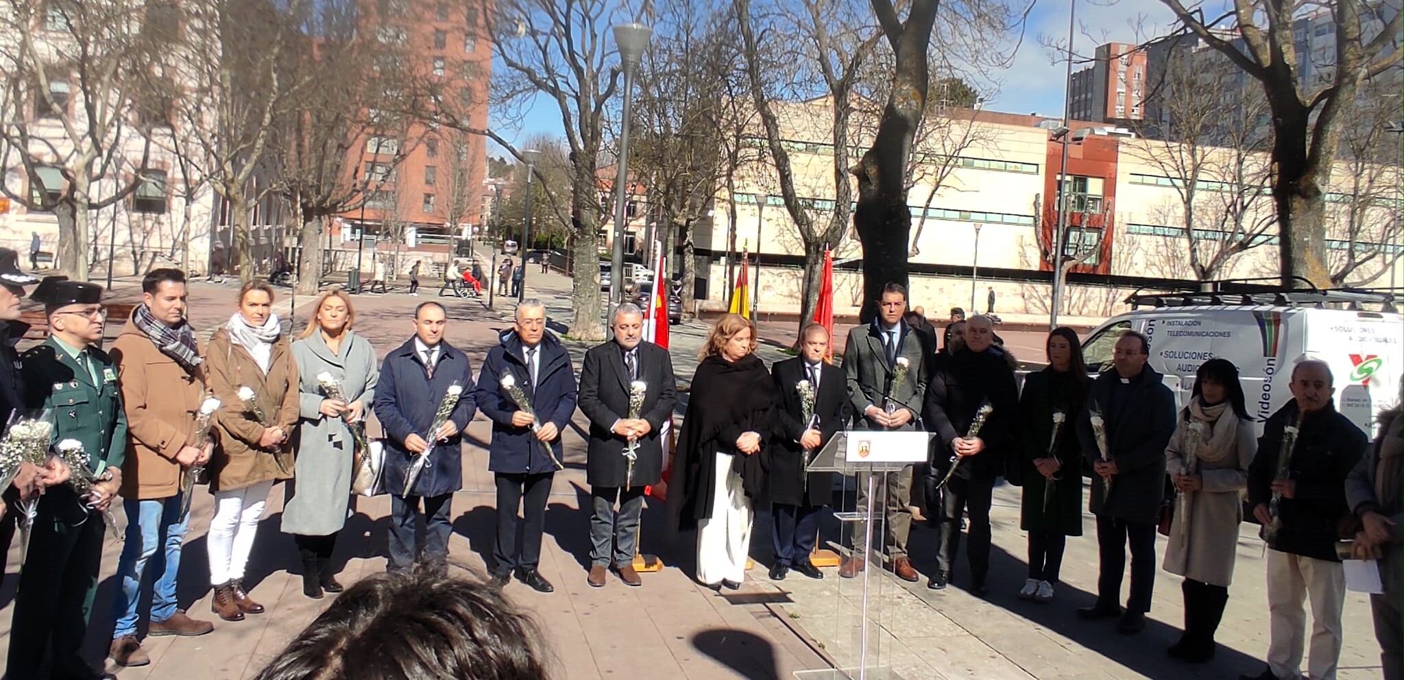 Minuto de silencio en el acto de Homenaje a las Víctimas del Terrorismo celebrado este lunes en Burgos. / Foto: Radio Castilla