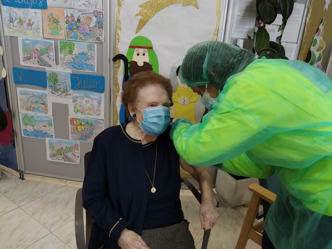 Primera residente vacunada