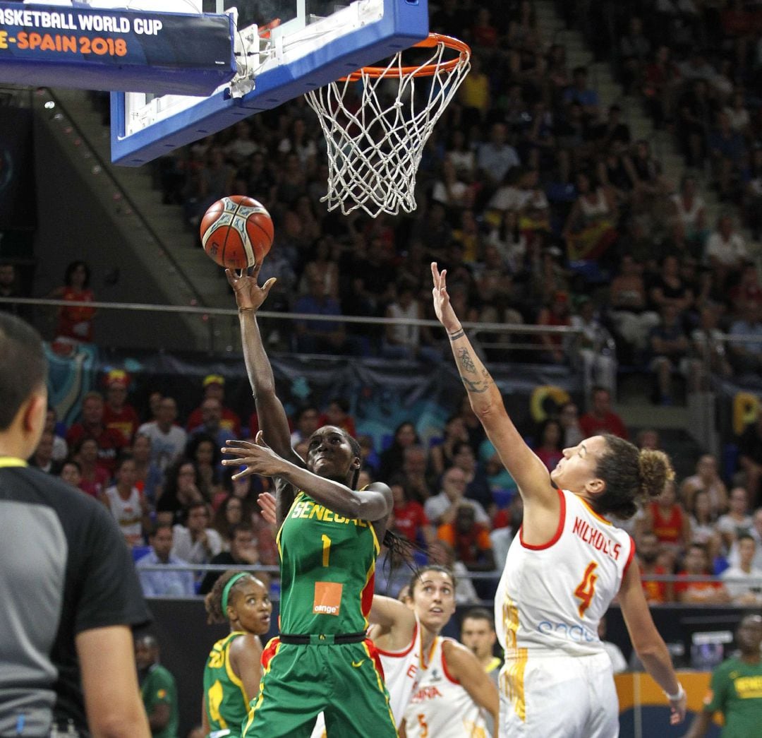 Ndeye Dieng entra a canasta ante Laura Nicholls, de España, durante el partido de los octavos de final de la Copa del Mundo de Baloncesto Femenino FIBA 2018 disputado esta noche en San Cristóbal de La Laguna, en Tenerife. 