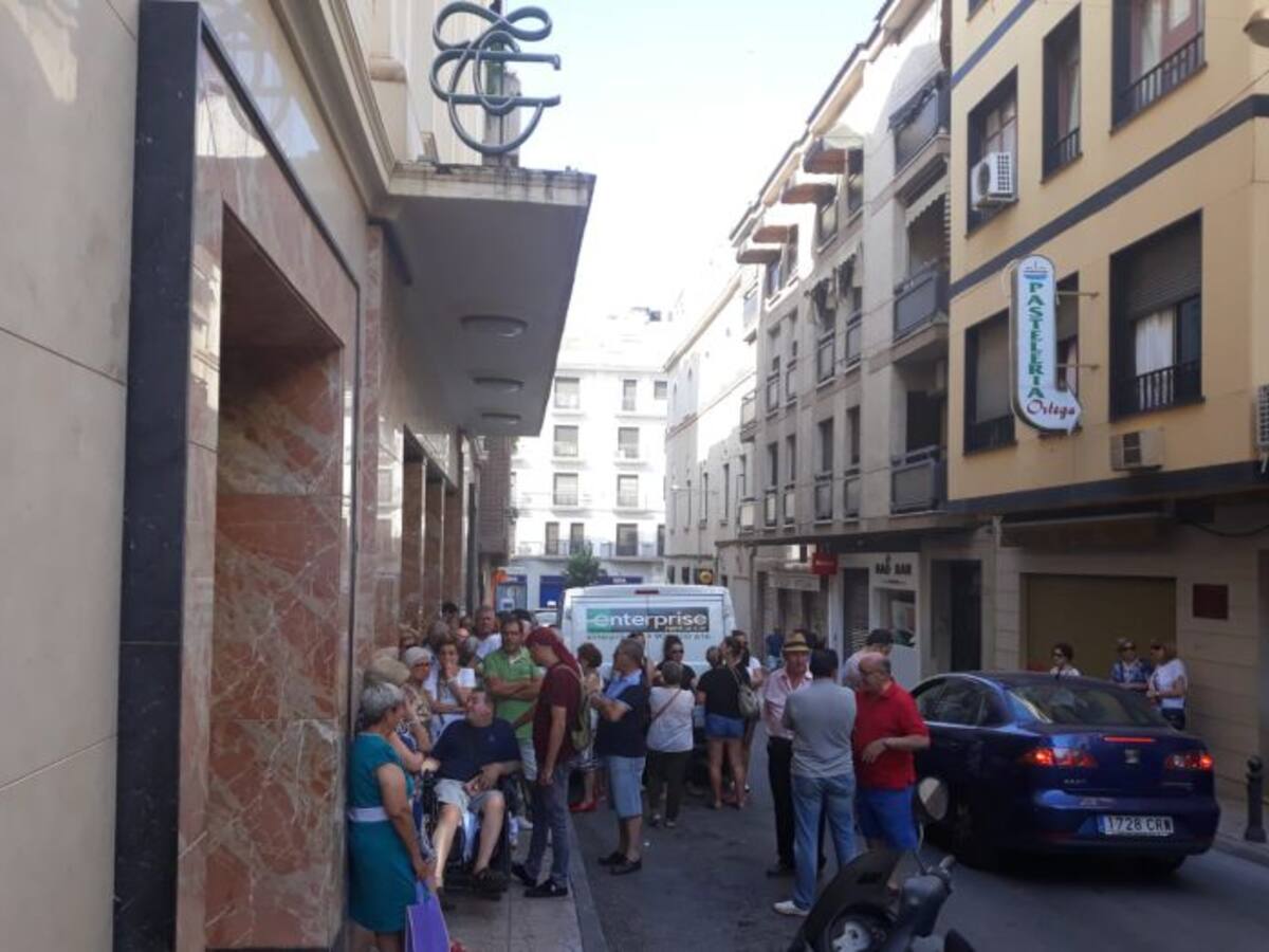 Colas para hacerse con una entrada para el Teatro de San Agustín 2018