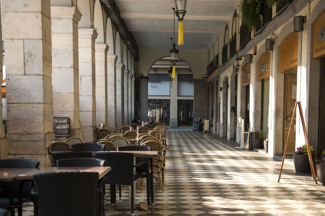 Archivo - Ambiente vacío en una terraza ubicada en Girona, Catalunya